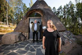 Kettumäen kansanpuistoon Kouvolan Kuusankoskelle on rakennettu talkoovoimin kota, joka on runkoa lukuun ottamatta lähes kokonaan järviruokoa, kertoo Kettumäen kansanpuisto ry:n puheenjohtaja Tanja Kukkola. Taustalla Lyöttilän yhteisen kalaveden osakaskunnan puheenjohtaja Matti Järvinen.