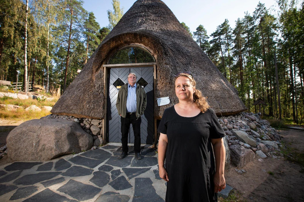 Kettumäen kansanpuistoon Kouvolan Kuusankoskelle on rakennettu talkoovoimin kota, joka on runkoa lukuun ottamatta lähes kokonaan järviruokoa, kertoo Kettumäen kansanpuisto ry:n puheenjohtaja Tanja Kukkola. Taustalla Lyöttilän yhteisen kalaveden osakaskunnan puheenjohtaja Matti Järvinen.