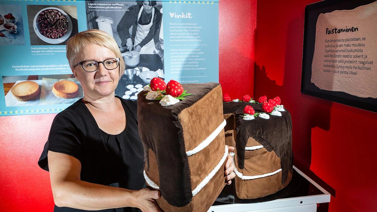 Tutkija Tiina Kiiskinen on ihastuksissaan tekstiilileivonnaisista, jotka kuuluvat näyttelyn tarpeistoon. Hotelli- ja ravintolamuseosta näyttelyn on tarkoitus lähteä kiertämään Suomea.