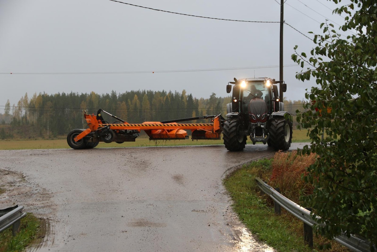 Lisävarusteisen aisaohjauksen ansiosta lana kääntyy alle 9,5 metrin ympyrässä. Tämä kuuluu FMG:n suurimman lanamallin vakiovarusteisiin. Ohjauksesta on hyötyä myös pehmeällä tiellä, jolloin traktoria voi ajaa keskemmällä tietä.