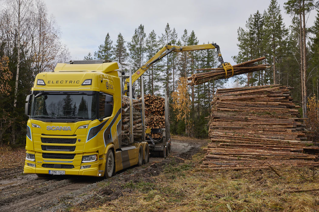 Nosturilla varustettu sähkökuorma-auto kuljettaa puuta SCA:lle Östavallin alueella Ruotsissa.