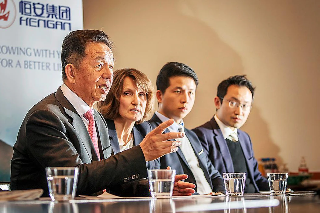 Hengan International Group tavoittelee puolta Finnpulpin biotuotetehtaan havusellusta, yhtiön toimitusjohtaja ja hallituksen varapuheenjohtaja Hui Lin Chit (vas.) kertoi tiistaina Kuopiossa. Kuvassa myös tulkki Marketta Korhonen, Henganin operatiivinen johtaja Hui Tommy sekä talousjohtaja Li Martin.