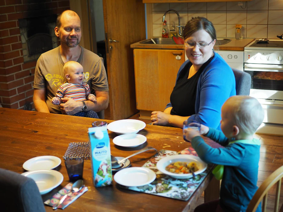 Kimmo Järvinen ja Asta Sarkki haluavat opettaa lapsensakin arvostamaan kotimaista ruokaa.
