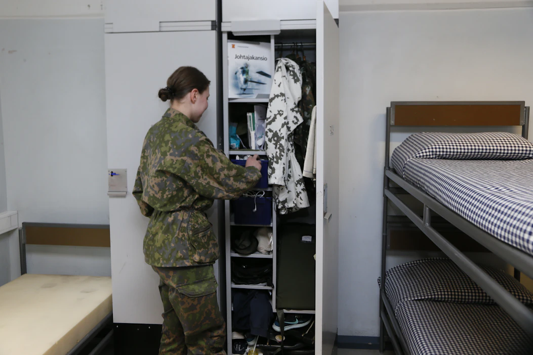 Varusmiehet eivät kuivaa jatkossa vaatteitaan tuvissa, vaan kasarmeilta löytyy erilliset kuivaustilat. Kuvituskuva.