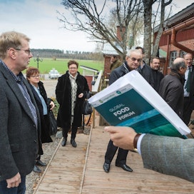 Euroopan talous- ja sosiaalikomitean jäsenet vierailivat maanantaina MTK:n kolmannen puheenjohtajan Markus Eerolan tilalla Hyvinkäällä.