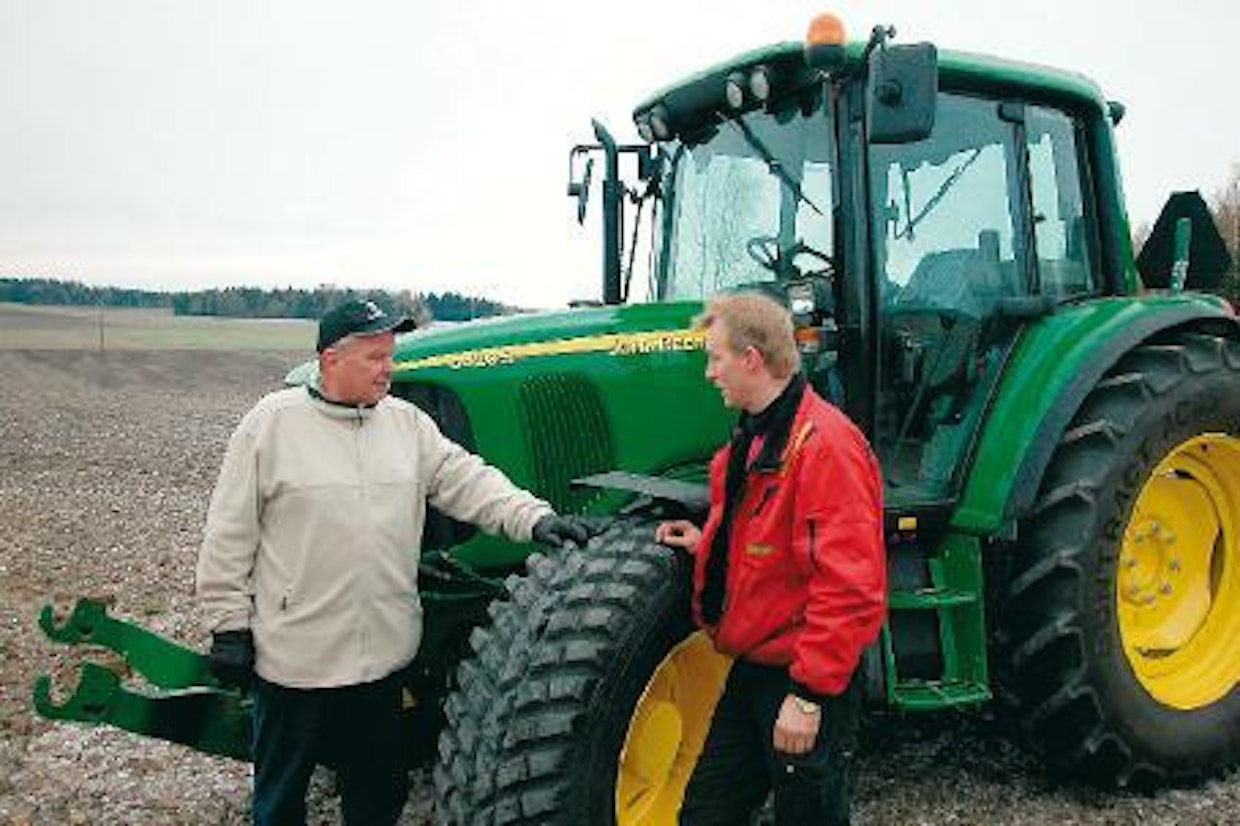 Pentti Mutka poikkesi usein asiakkaiden luona kuullakseen käyttäjän kommentteja koneesta sekä myynnin- ja huollon toimivuudesta. Tässä hänet tavoitimme maanviljelijä/koneurakoitsija Lassi Lemmelän tilalta Tuusulasta. Lemmelässä John Deere traktoreita on viisi ja puimureita yksi.