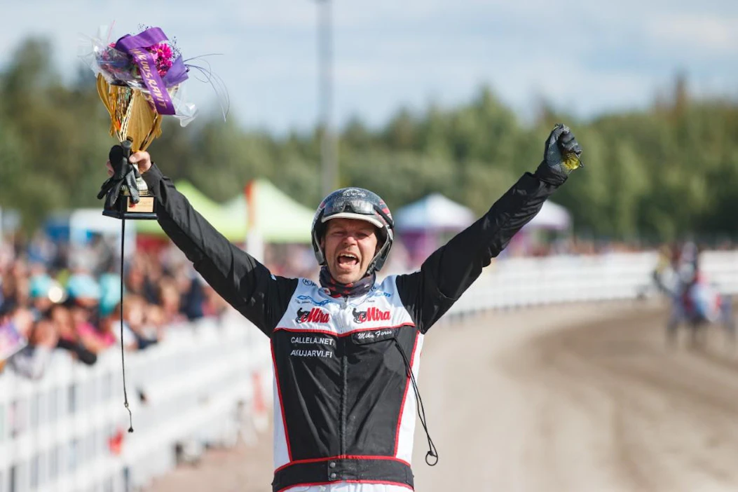 Mika Forssilla oli aihetta iloon myös tänään. Ruotsiin muuttanut Forss narutteli tänään Ruotsin suurimman ja arvostetuimman kolmevuotistammakisan Svensk Trav Oaksin voittoon Lara Bokolla. Arkistokuva.