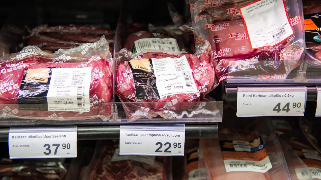 Koronatilanne näkyy ruokakaupan eri ketjuissa niin, että asiakkaat käyvät kaupassa harvemmin kuin normaalisti mutta ostavat enemmän kerralla. Karitsanlihaa oli monipuolisesti tarjolla Helsingin Munkkivuoren K-Supermarketissa.