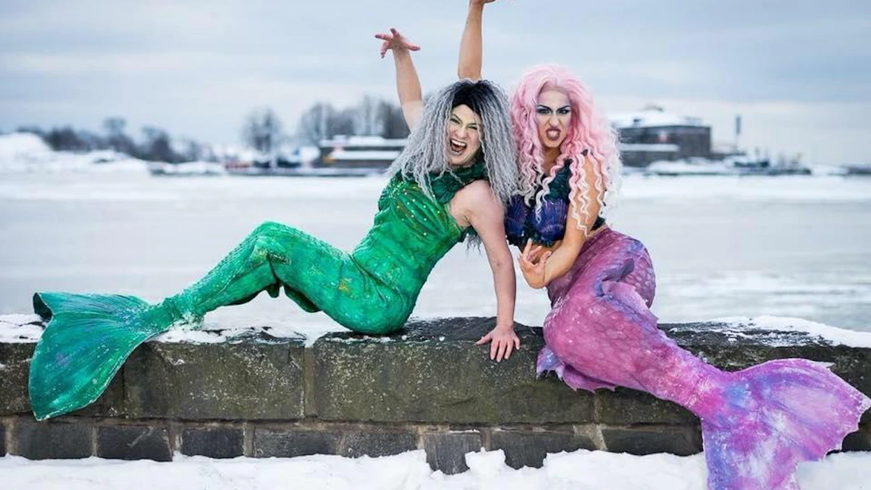 Susanna Snellman (vas.) ja Saara Inari esittävät ihmisiä ahmivia merenneitoja.