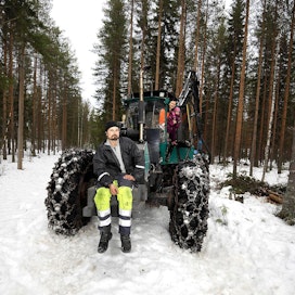Jaakko ja Anna-Stina Lehtonen ovat tehneet kovan työn Rouskuksi nimetyn koneen uudistamisessa. ”Hakkuukoneissa runko kestää kyllä, vaikka kone olisi vanha”, Jaakko sanoo. Metsässä on usein mukana myös Elsa-tytär.