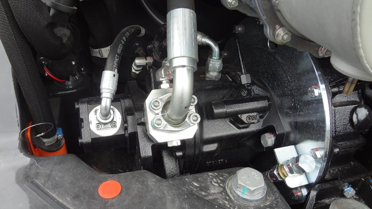 The hydraulics of the machines are usually composed of parts from the major component manufacturers. This gives you more options if something is broken on the machine. The parts can usually be repaired at the nearest hydraulic workshop or, alternatively, the part can be purchased as an original part from the component manufacturer. The picture shows the main pump of the Bobcat, one of the widely used Bosch Rexroth pumps, Type A10VO71. The Bobcat pump is labelled as a Doosan spare part with the identification number 401-00327.
