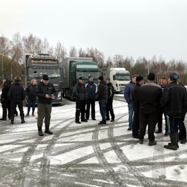 Tilannetta seuraa Shellin pihalla noin kolmekymmentä suomalaista tarhaajaa. Kiinalaiset käyttävät liettualaisia eläinkuljetusautoja kettujen siirtämiseen Kokkolasta Helsinkiin.
