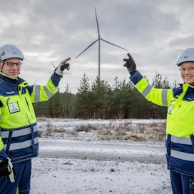Fortumin Hans Vadbäck ja Marika Aaltonen tutustuivat uuteen tuulivoimapuistoon Närpiön Kalaxissa joulukuussa.