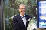 Markku Piri takanaan Kivi-niminen kangas. Sen esikuvana on kivi hänen lapsuutensa kesäpaikasta Ruoveden Jäminkipohjassa.