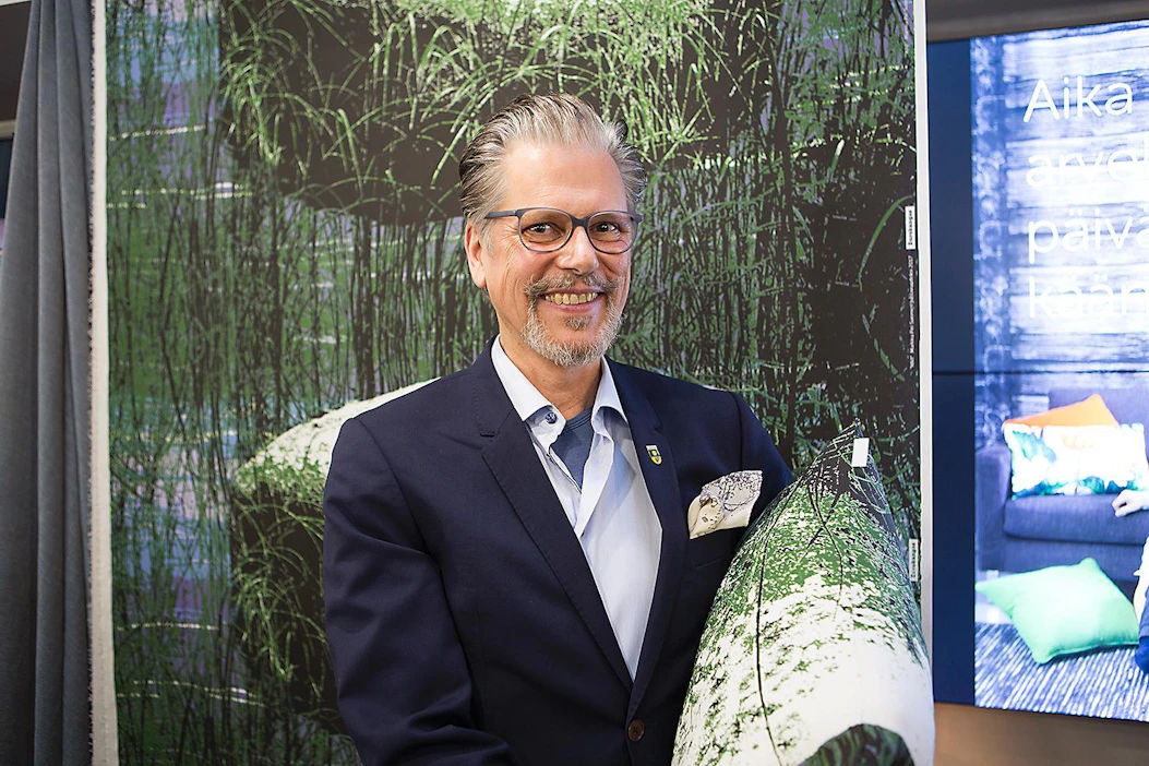 Markku Piri takanaan Kivi-niminen kangas. Sen esikuvana on kivi hänen lapsuutensa kesäpaikasta Ruoveden Jäminkipohjassa.