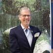Markku Piri takanaan Kivi-niminen kangas. Sen esikuvana on kivi hänen lapsuutensa kesäpaikasta Ruoveden Jäminkipohjassa.