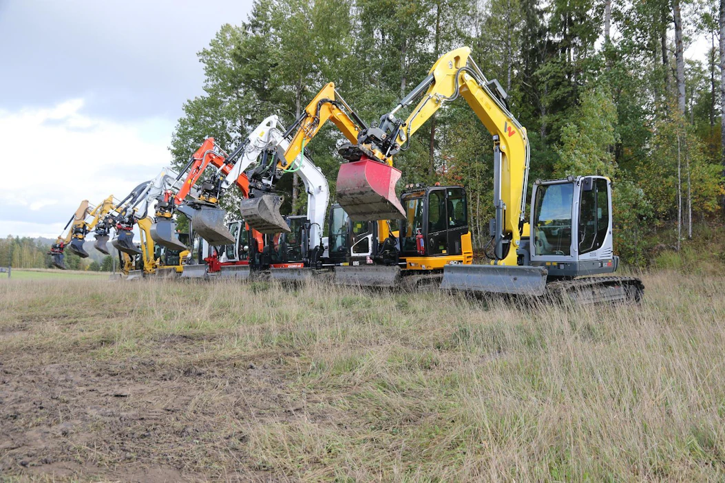 Kahdeksan kasitonnista — Vertailussa alle 10 t painavat telakaivukoneet. Mukana testissä: Bobcat E85, Cat 308E2 CR SB, ECM ES85 SB4, JCB 90Z-1, Komatsu PC80MR-5, Kubota KX080-4a, Takeuchi TB280FR ja Wacker Neuson EZ80.