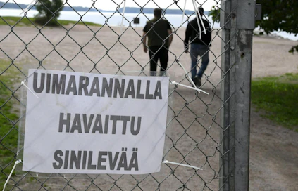Sinilevästä varoittava kyltti Tuusulanjärvellä Uudellamaalla heinäkuussa 2018. LEHTIKUVA / JUSSI NUKARI