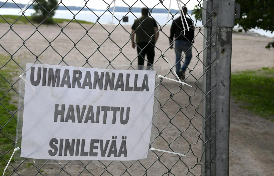 Sinilevästä varoittava kyltti Tuusulanjärvellä Uudellamaalla heinäkuussa 2018. LEHTIKUVA / JUSSI NUKARI