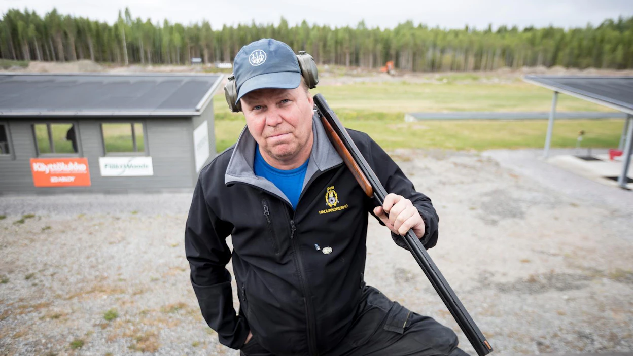 Kokkovuoren ampumakeskuksen ratamestari Janne Hokkanen kannustaa ampumaharrastajia olemaan ylpeitä harrastuksestaan ja esittelemään lajia ennakkoluulottomasti uusille ihmisille.