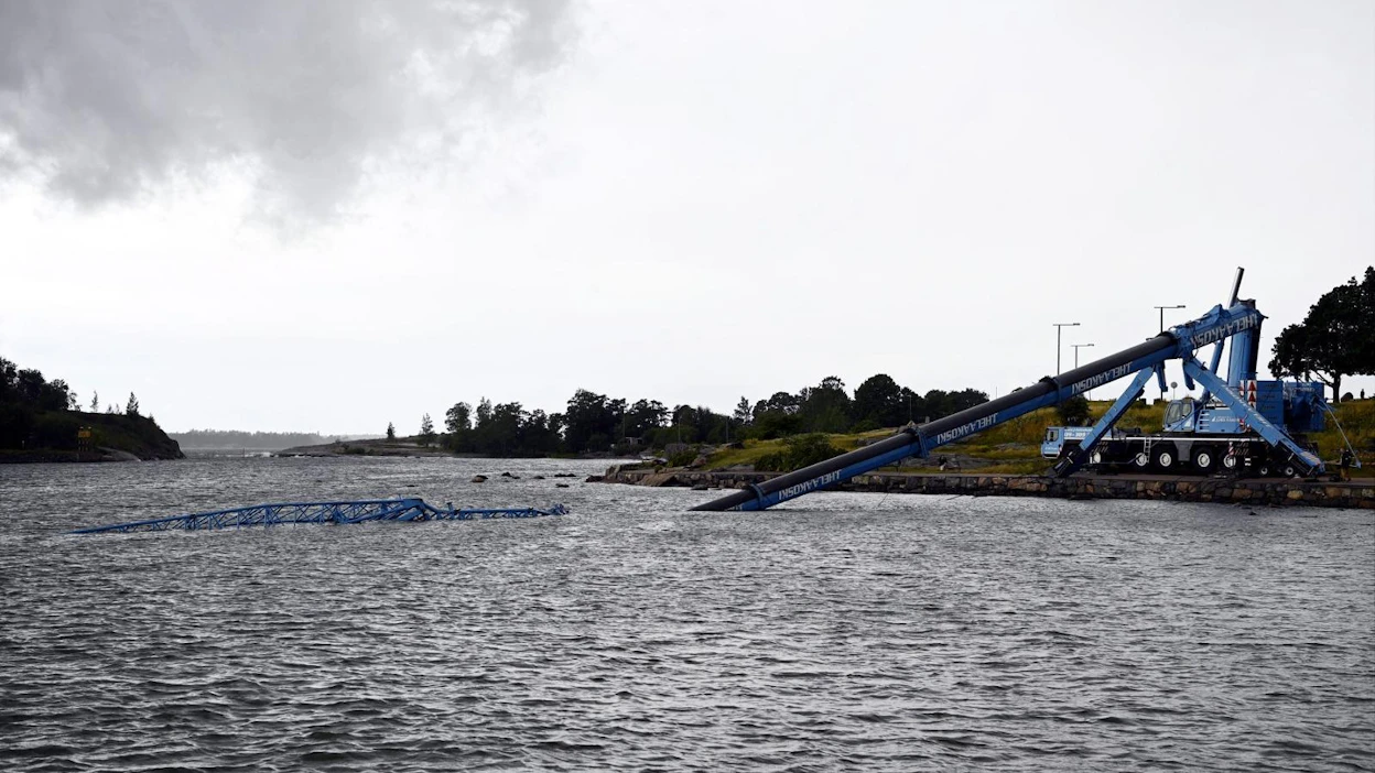 Pelastuslaitoksen mukaan kukaan ei loukkaantunut benjihyppytornin kaatumisessa. LEHTIKUVA / ANTTI AIMO-KOIVISTO