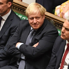 Boris Johnson yrittää täyttää sekä lain vaatimukset että omat lupauksensa. Lehtikuva/AFP