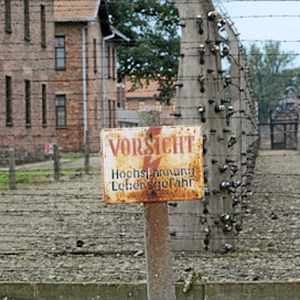 Sähköaidasta varoittava kyltti Auschwitzin 1-leirissä. niklas holmberg