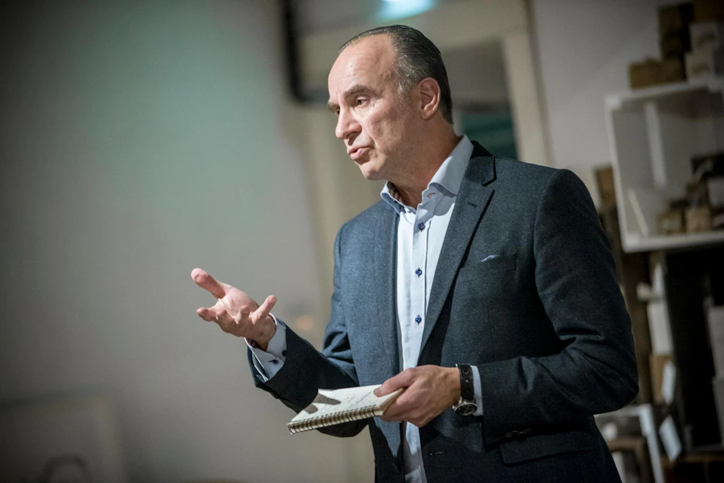 Markku Eestilä kehottaa Sirpa Pietikäistä tutustumaan monipuolisesti metsästykseen Suomessa.