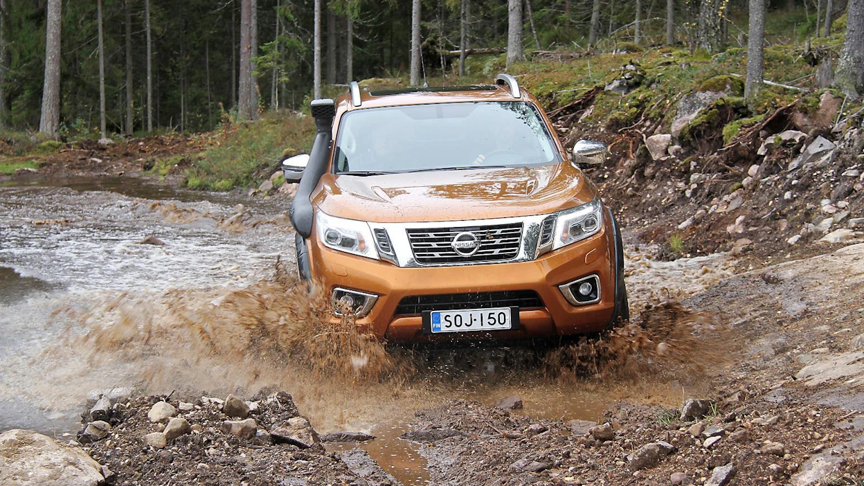 Nissan Navaro AT 32 -auton meno pehmeäpohjaisen metsätien kivikossa ja kallioilla on vakaata, ja auto selviää melko hankalistakin paikoista.