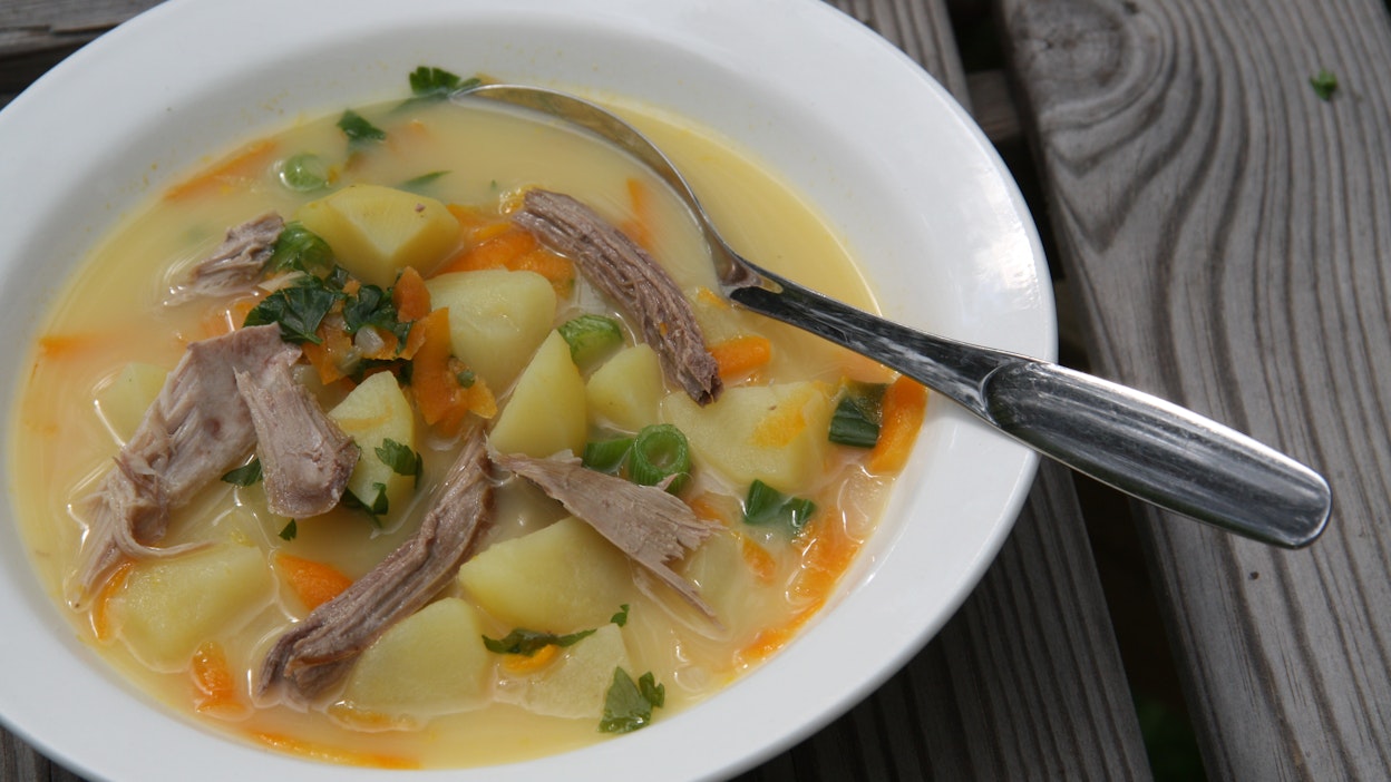 Isossa kattilassa keitetty soppa on parasta kiireajan talkooruokaa.