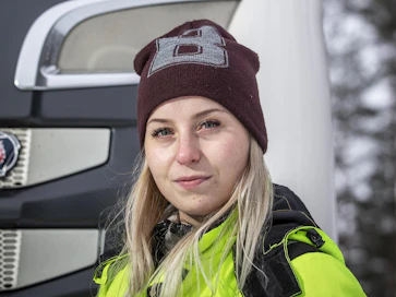 Jonna Matikainen voitti naisten puunkuormauksen mestaruuden ajalla 07:38.