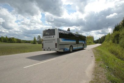Maaseudulla on vielä toimivia bussiyhteyksiä. Kirjoittaja muistuttaa, että menetettyjä vuoroja on todella vaikeaa saada takaisin.