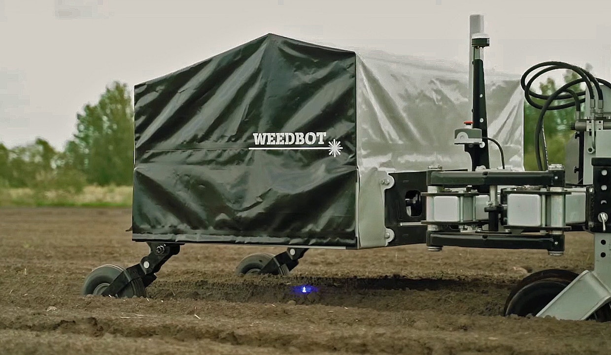 Weedbot tulee Latviasta. Se on traktorikäyttöinen kasvin tunnistukseen konenäöllä ja laseriin pohjautuva rikkojen torjuja. Tarkkuus on milliluokassa. Traktorissa on oltava ryömintävaihteisto. Maksiminopeus on n 1 500 m/tunnissa ja oman aktiivivalaistuksen ansiosta ajaa voidaan myös yöllä. Alkuun laite on sovitettu porkkanalle, jatkossa myös muille kasveille. Hintaluokka 2 metrin laitteelle on noin 200 000 euroa. Levein malli on 6-metrinen. Koeajoja on tehty useissa Euroopan maissa ja laite on nyt myynnissä.