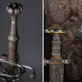 Näyttelun antimia. Kuvassa vasemmalla Saksasta tai Itävallasta peräisin oleva puolentoista käden miekka(1540-1560). Oikealla puolestaan merovingiaikainen miekka (650-750) sekä saksalainen ratsumiehen haarniska (1530-1540), joidenka taustalla viikinkiaikainen Odin-koru. Kings&amp;Guards Collection, kuvaaja Jouni Weckman.