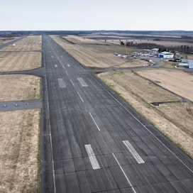 Kauhavan lentokenttää on ehditty kaupungin toimesta jo ehdottaa tulevaksi Nato-tukikohdaksi. Virossa Ämäriin rakennettiin tukikohta, mutta olosuhteet olivat siellä erilaiset.
