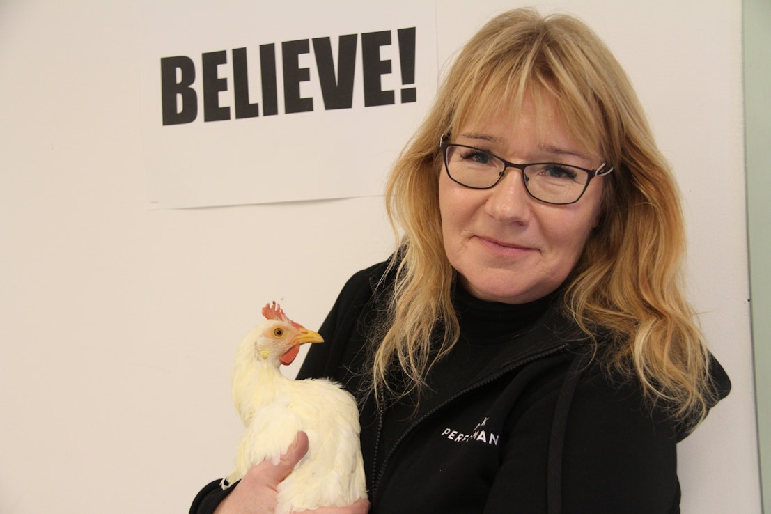 Jaana Rajamäki ei nimeä kanojaan, mutta kurssilaiset yleensä tekevät niin.