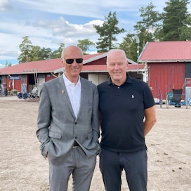 Hall Of Fame -miehet Stig H. Johansson ja Timo Nurmos kohtasivat Årjängin tallialueella lauantaina. Nurmos (oik.) on tuore kasvo kunniagalleriassa, Johansson nimettiin Hall Of Fameen vuonna 2008, heti Sören Nordinin ja Ulf Thoresenin jälkeen.