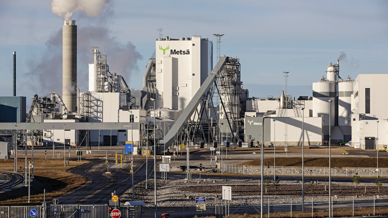 Metsä Group vähentää satoja työpaikkoja Suomesta.