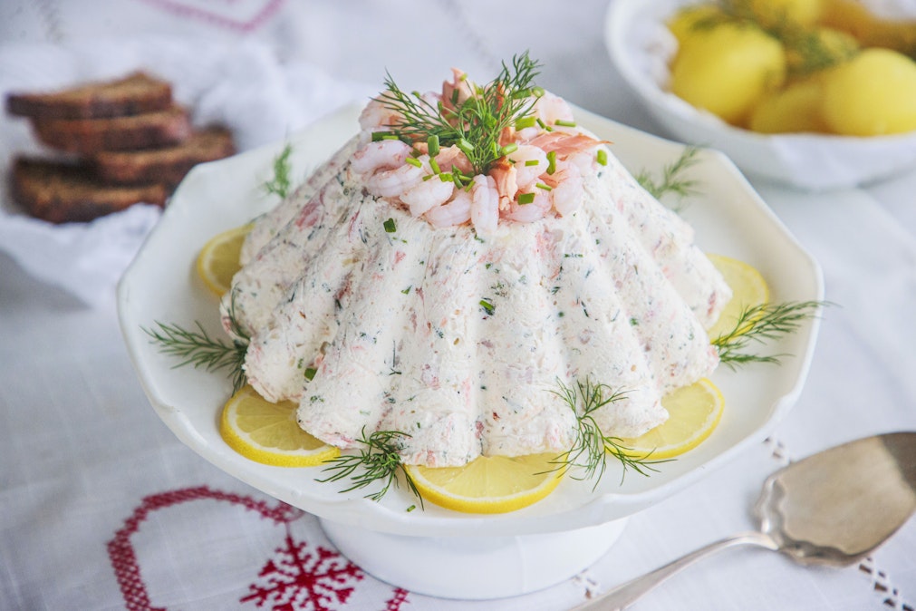 Hyydytettävä lohi-katkarapumousse on hyvä tehdä valmiiksi jääkaappiin jo juhlaa edeltävänä päivänä ja koristella näyttäväksi juuri ennen tarjoilua.