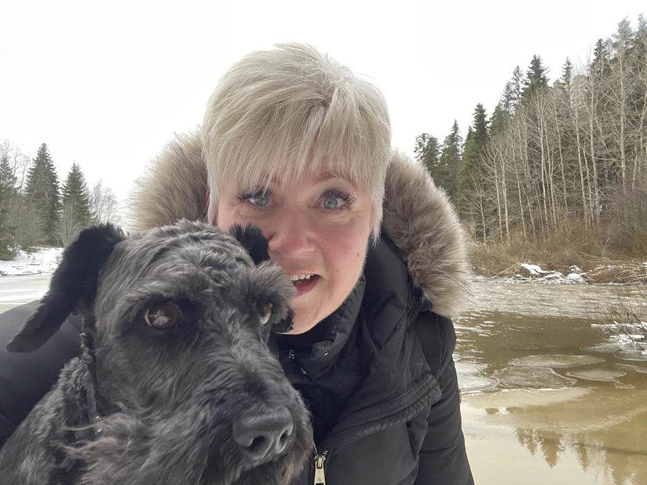 Saija Suominen selvisi hyisestä kylvystä fyysisillä ja henkisillä arvilla, ja molemmat ovat parantuneet. Kääpiösnautseri Topi tuskin edes enää muistaa tapahtunutta.