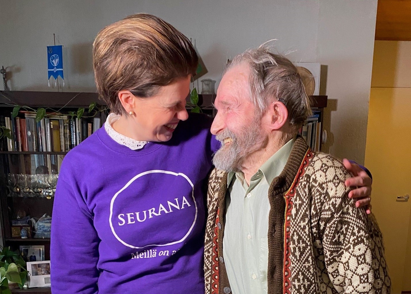 Mirka Saarinen kävi onnittelemassa Vuoden Pappaa Hannes Tuovista.