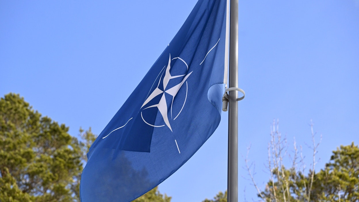 Nato-lippu lipputangossa maanpuolustuskorkeakoulun kampuksella Santahaminassa Helsingissä perjantaina. LEHTIKUVA / VESA MOILANEN . 