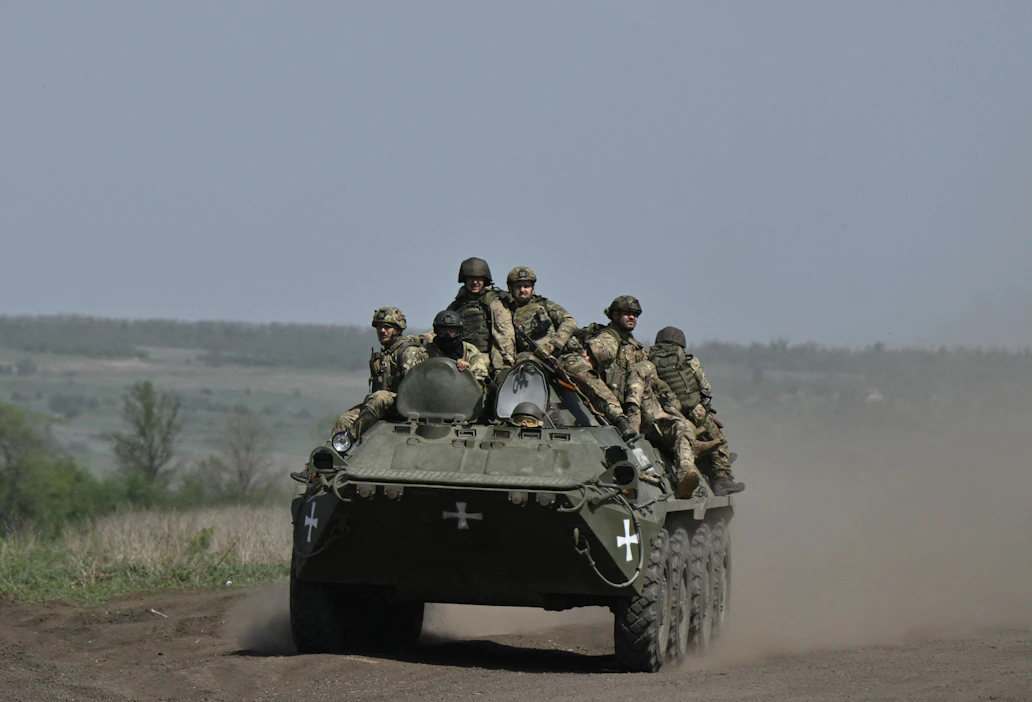 Ukrainalaisia sotilaita lähellä Bahmutia huhtikuun lopulla. LEHTIKUVA/AFP.
