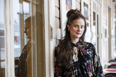 Näyttelijä ja kirjailija Karoliina Niskanen asuu perheineen Kajaanissa. Hänen kolmas romaaninsa Sillinpyytäjä ilmestyy 26. maaliskuuta Bazarin kustantamana.