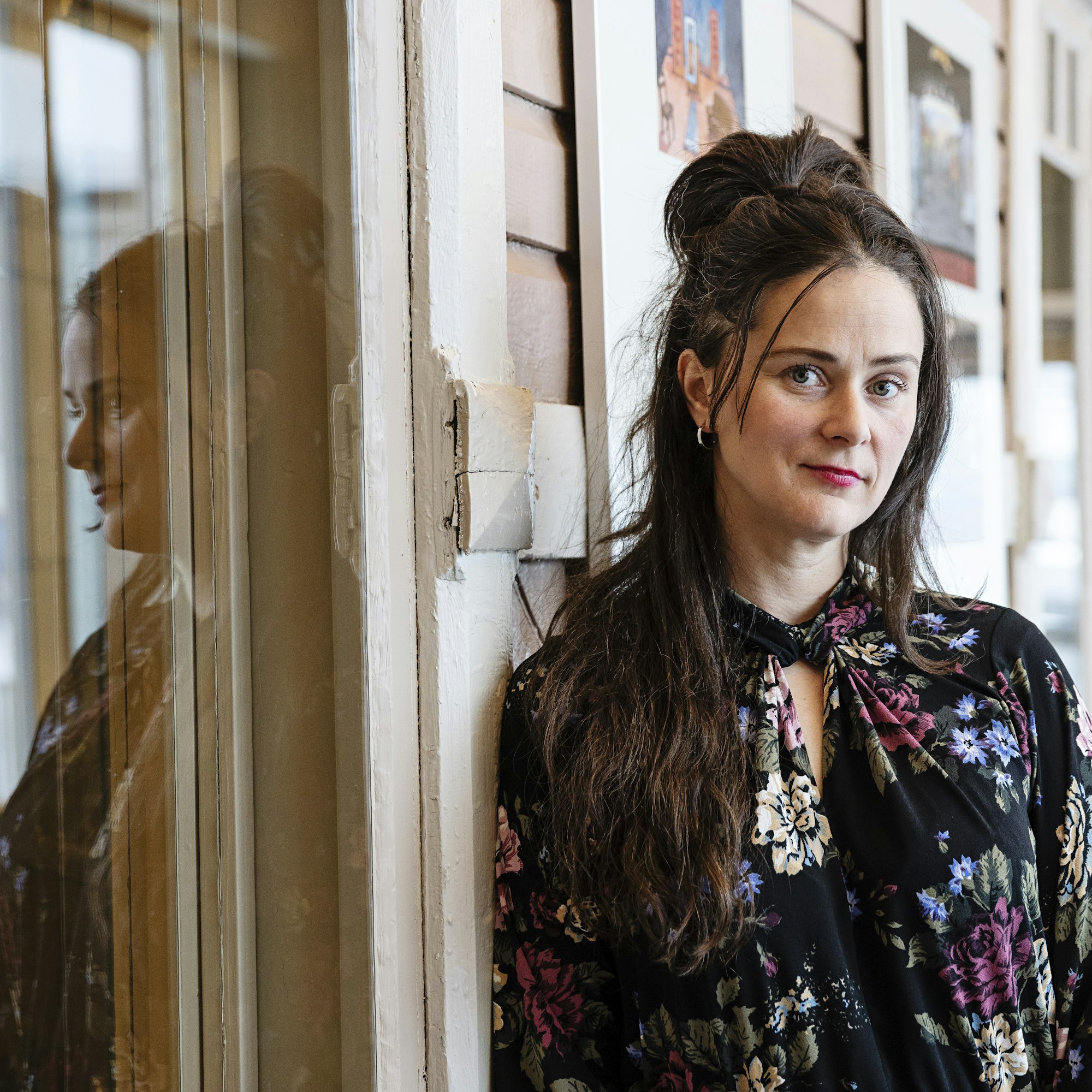 Näyttelijä ja kirjailija Karoliina Niskanen asuu perheineen Kajaanissa. Hänen kolmas romaaninsa Sillinpyytäjä ilmestyy 26. maaliskuuta Bazarin kustantamana.