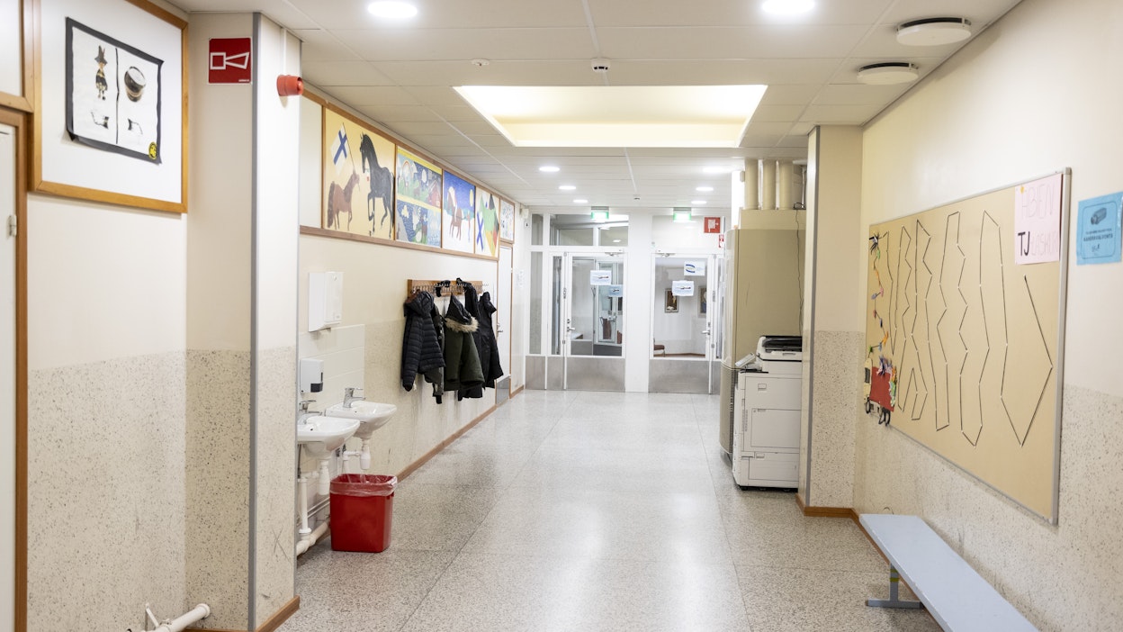 Lukion käytävä. Kuvituskuva