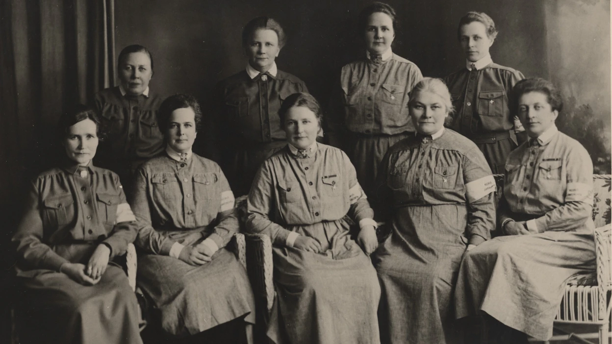 Lotta Svärd -järjestön keskusjohtokunta vv. 1924–1926. Hilja Riipinen (istumassa vas.) joutui sittemmin syrjäytetyksi fanaattisuutensa vuoksi.
