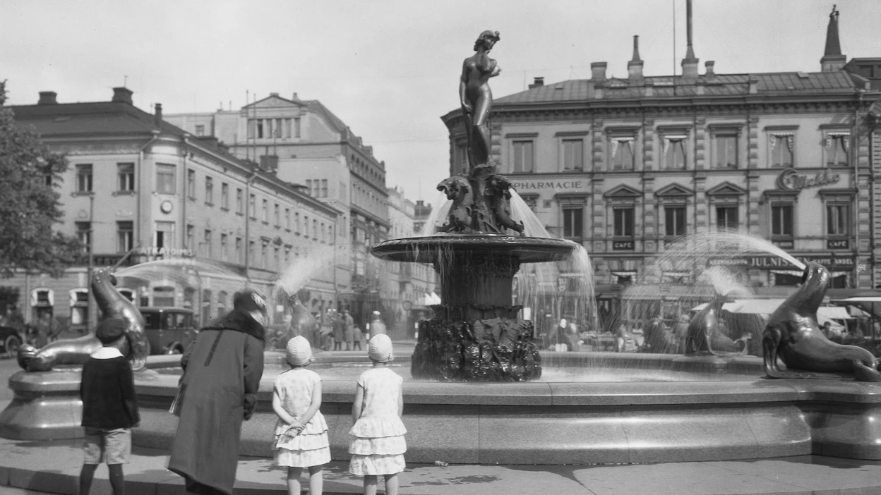 Maan tunnetuin lakitettava patsas on jääkiekkohumustakin tunnettu Havis Amanda Helsingissä. Varmuudella Manta lakitettiin mahdollisesti jo vuonna 1909.