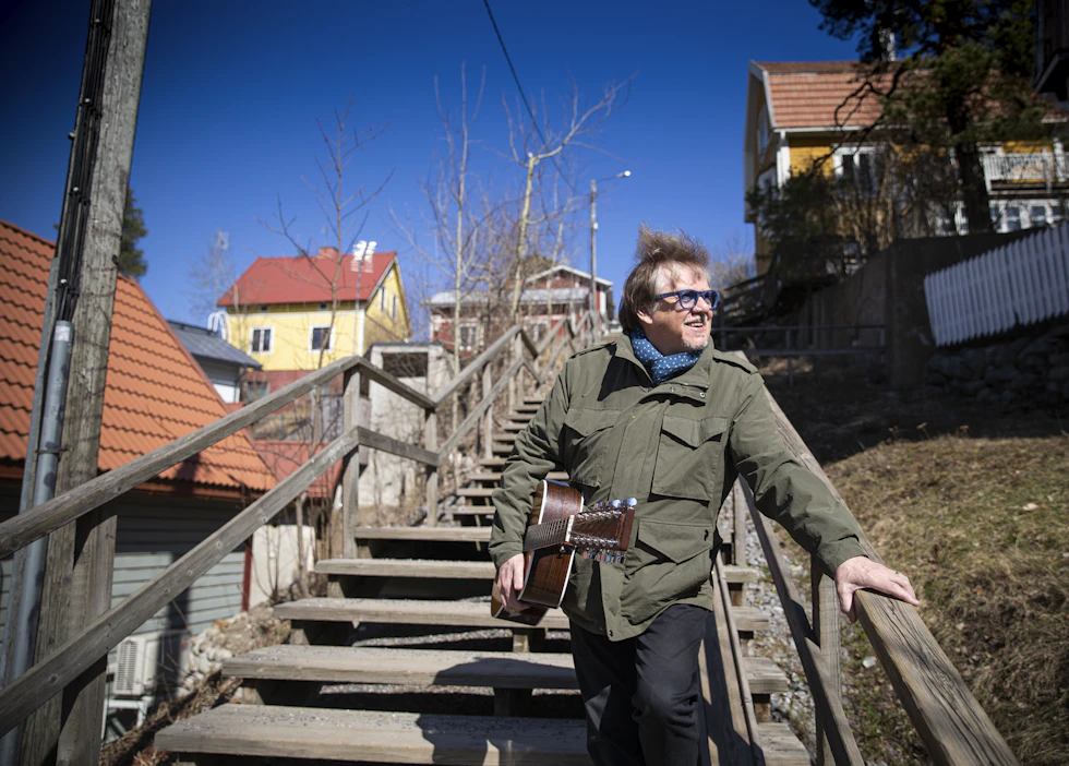 Mikko Alatalo teki gospel-henkisen levyn. Tärkein kappale levyltä on hänelle Eric Claptonin ’Tears in heaven’, jonka hän sanoitti suomeksi jo 1990-luvulla vaimonsa kuoleman jälkeen. Levytyslupaa ei silloin vielä tullut.