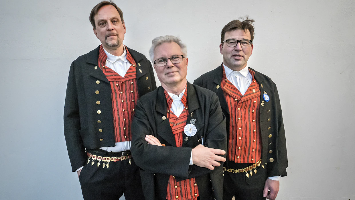 Tuomas Haapamäki, Juha Holma ja Hannu Rintasalo poseerasivat ennen lavalle menoa.